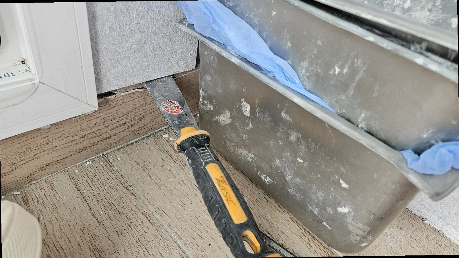 아산시 누수탐지 베란다 바닥과 창틀 주변의 누수 흔적을 확인하는 점검 장면