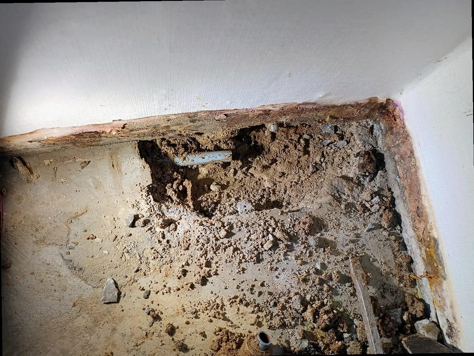 아산시 누수탐지 배관미세누수 보수 후 압력 점검과 마감 상태를 확인하는 장면