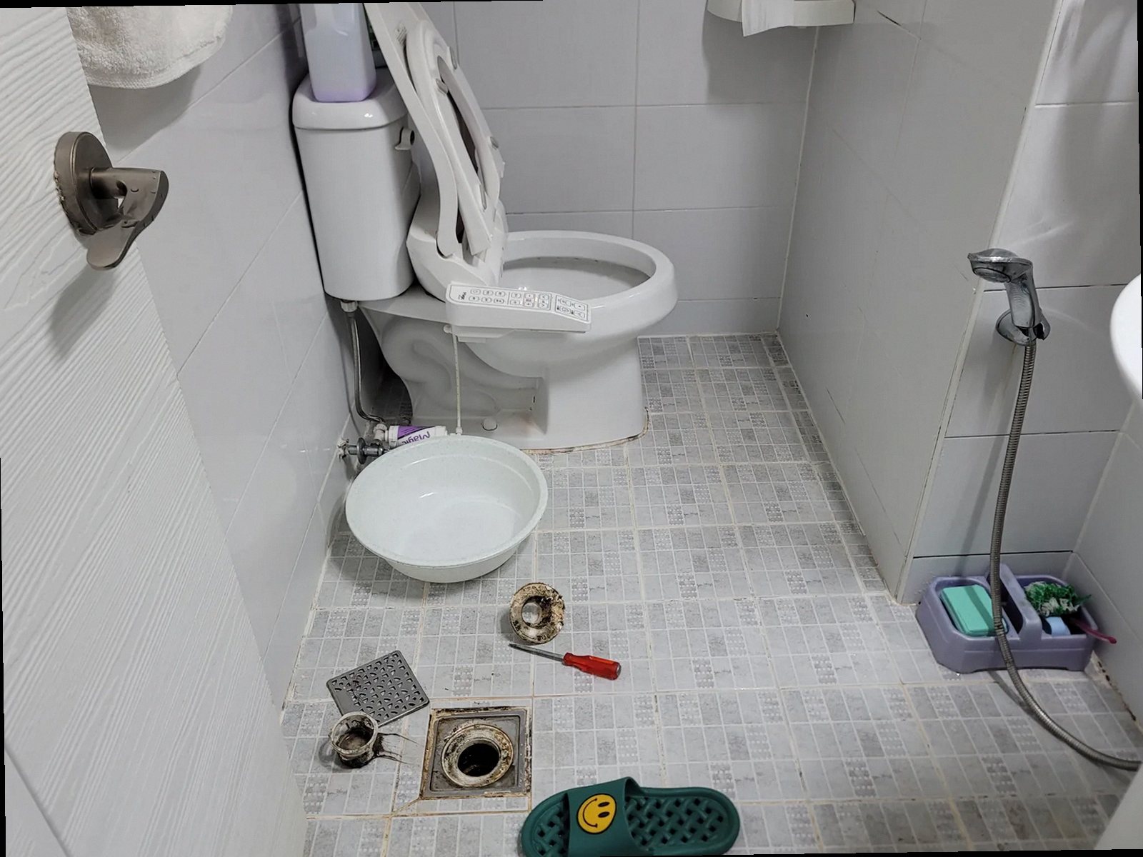 아산시 누수탐지 남동 지역 욕실천장배관터짐 의심 시 천장 얼룩과 배관 위치를 확인하는 모습