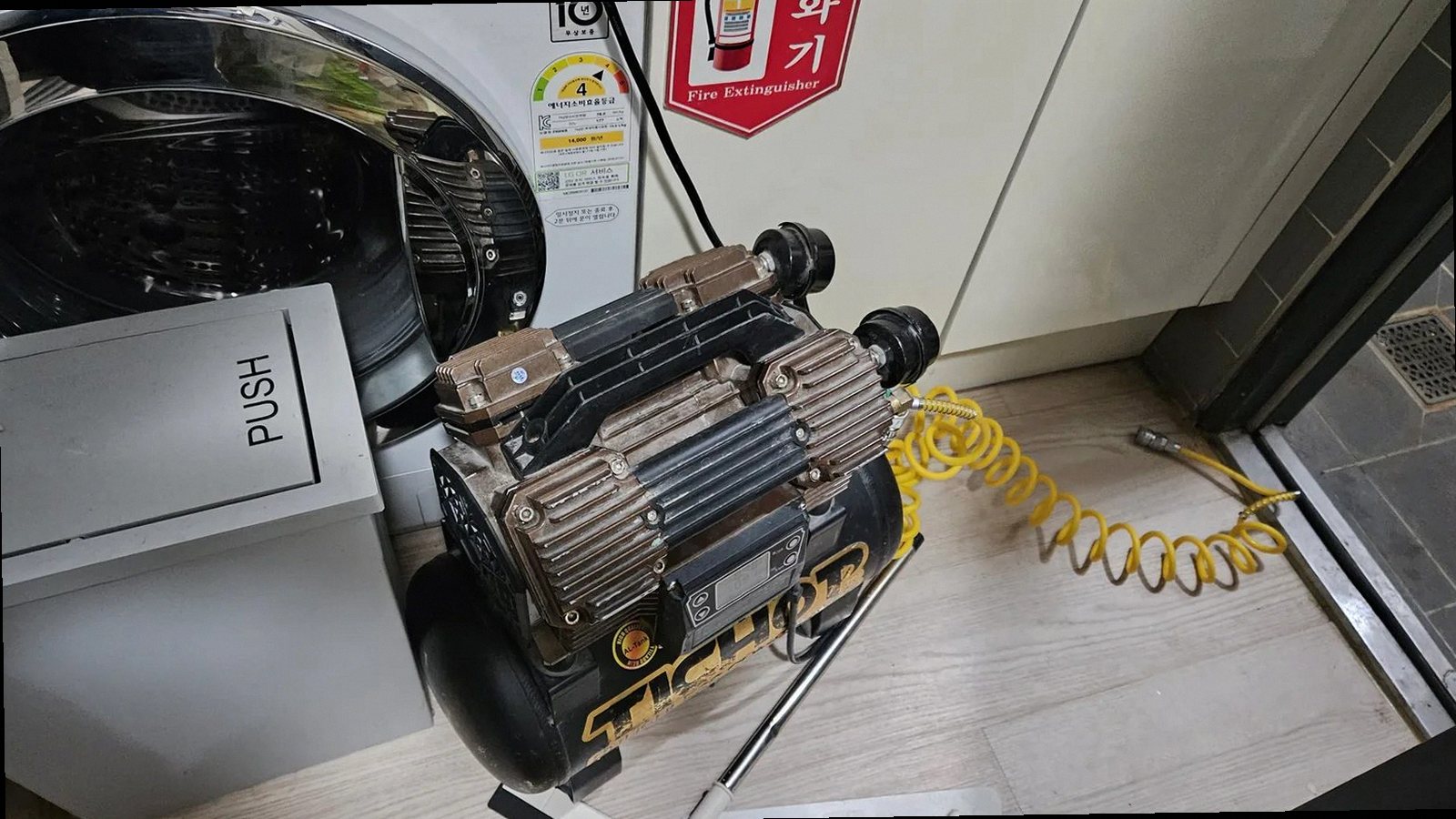 아산시 누수탐지 싱크대 하부장 젖음과 배관 주변 점검 장면