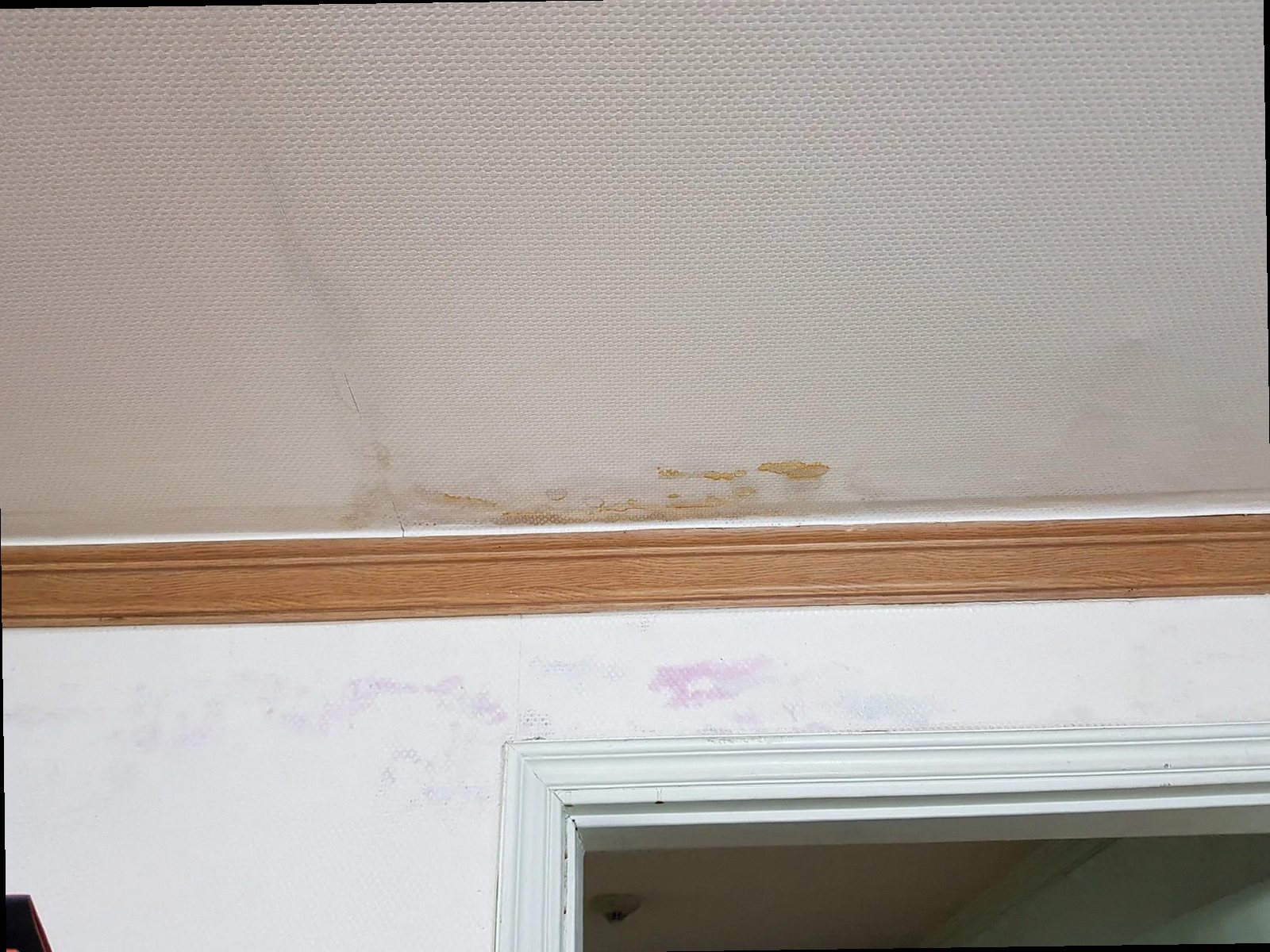 아산시 누수탐지 욕실 바닥과 유가 주변을 점검하는 모습