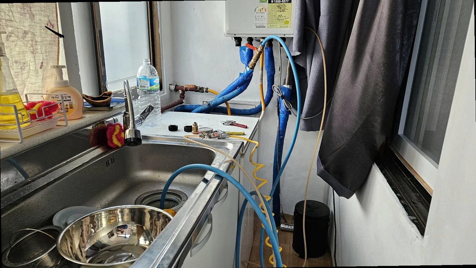아산시 누수탐지 베란다 누수 흔적과 바닥 배수구, 창틀 주변을 함께 확인하는 현장 이미지