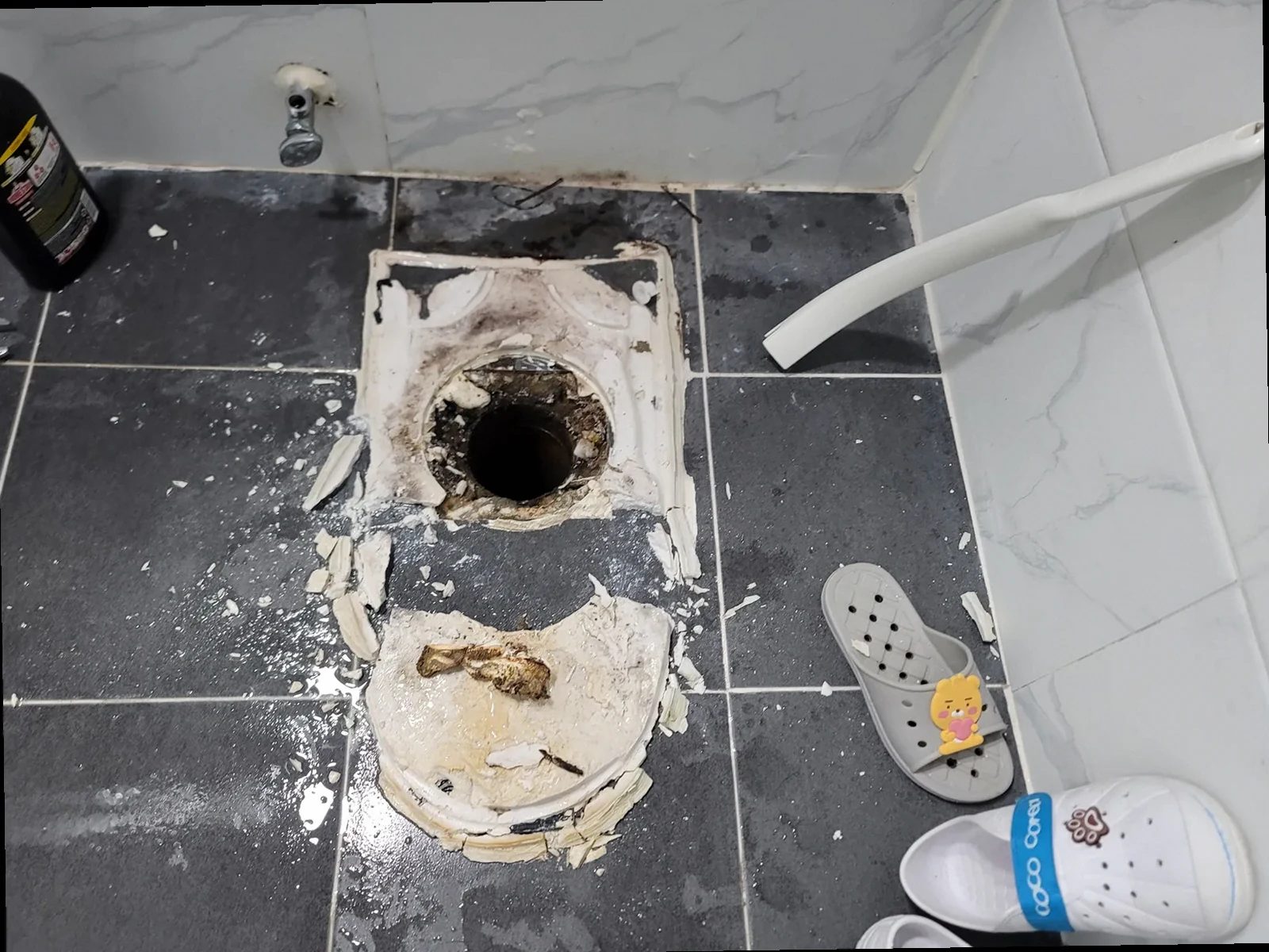 아산시 누수탐지 가스탐지기와 청음탐지기를 활용한 누수 위치 확인 장면