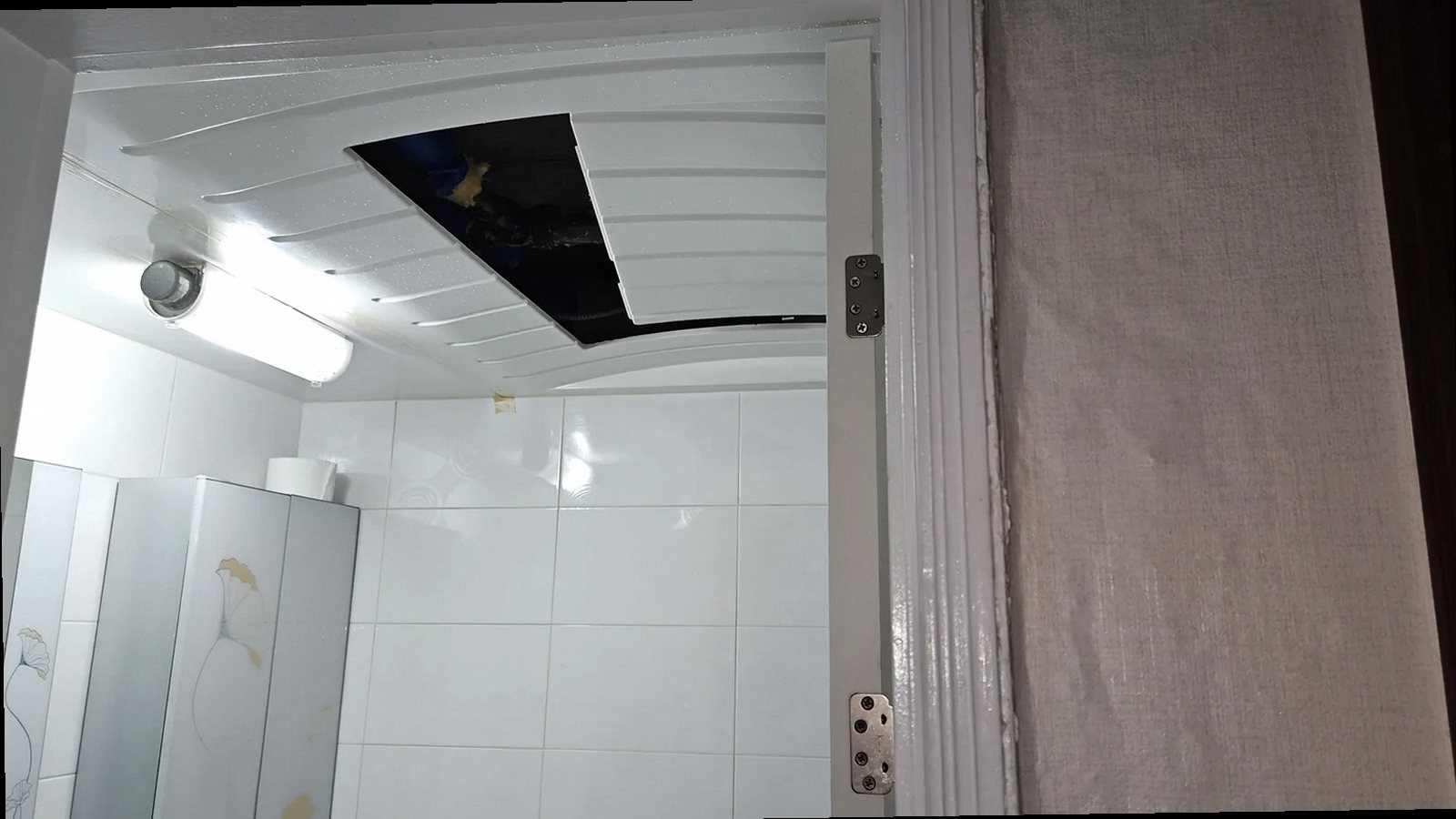 아산시 누수탐지 탕정면 화장실수도 누수탐지 현장 점검과 욕실천장습기 확인 장면