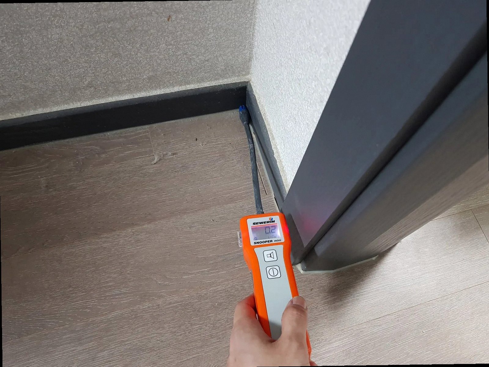 아산시 누수탐지 청음탐지기로 안방 바닥과 벽면의 누수음을 확인하는 현장 장면