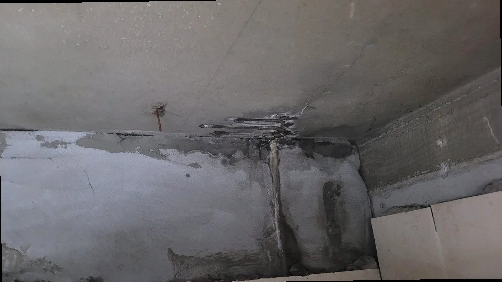 아산시 누수탐지 가스 탐지와 청음 탐지로 누수 위치를 찾는 현장 작업 이미지
