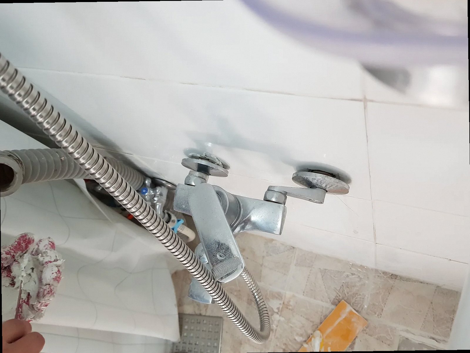 아산시 누수탐지 기산동 화장실 바닥의 누수 흔적과 점검 포인트를 확인하는 현장 이미지