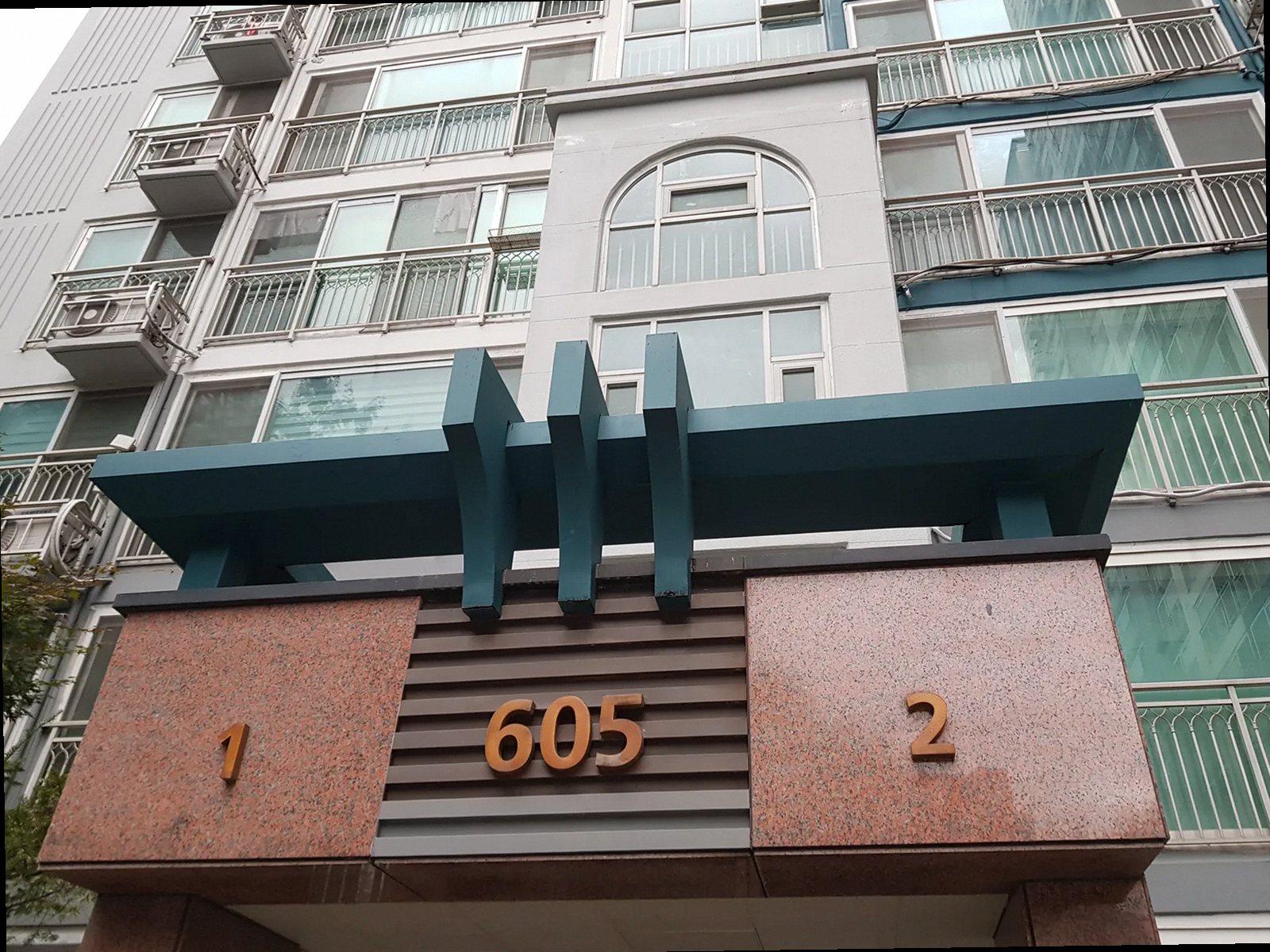 아산시 누수탐지 좌부동 주택 천장 누수 원인을 확인하는 현장 점검 이미지